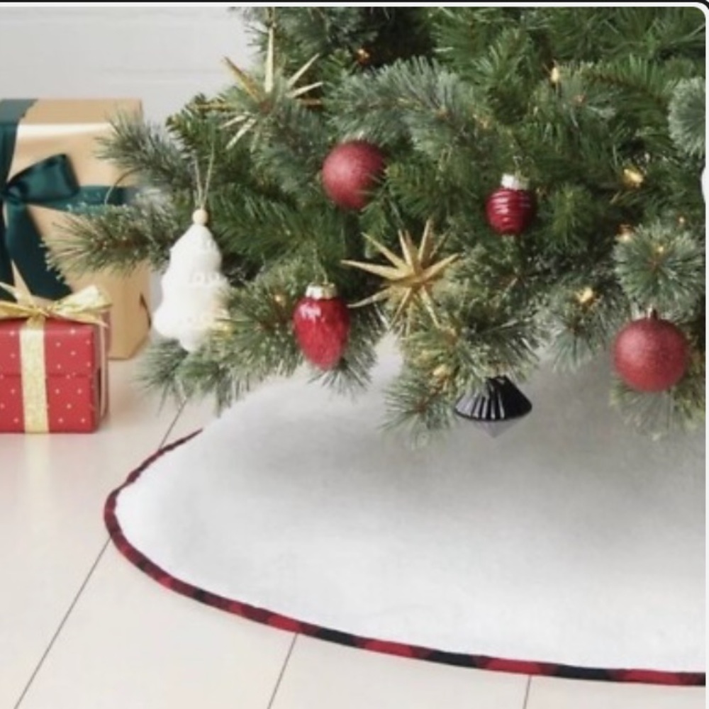 Wondershop White Tree Skirt with Red Trim